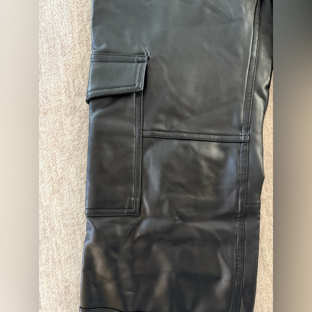 Abercrombie & Fitch ‘90s Relaxed High Rise Vegan Leather Cargo Pant size 23/000 - Picture 4 of 6